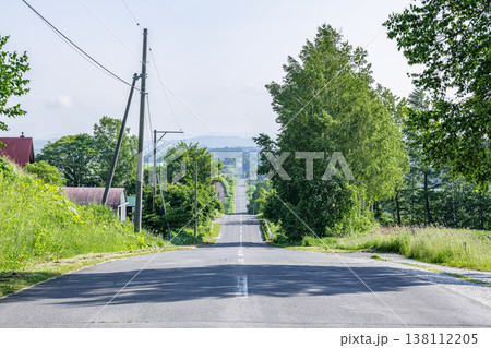 北海道上富良野町 かみふらの八景 夏のジェットコースターの路 北海道上富良野町 かみふらの八景 夏のジェットコースターの路 138112205