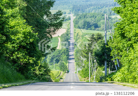 北海道上富良野町 かみふらの八景 夏のジェットコースターの路 北海道上富良野町 かみふらの八景 夏のジェットコースターの路 138112206