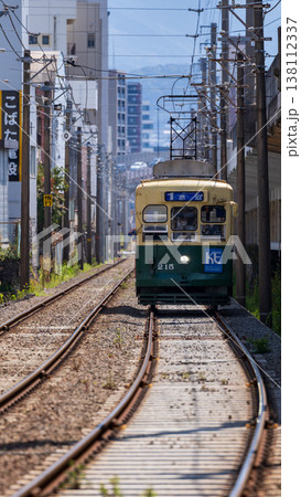 市街地を走る長崎市電 138112337