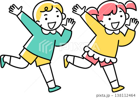 走っている女の子と男の子 138112464