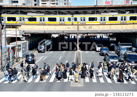 錦糸町駅前から見る総武線手前の横断歩道渡る人々 錦糸町駅前から見る総武線手前の横断歩道渡る人々 138113273