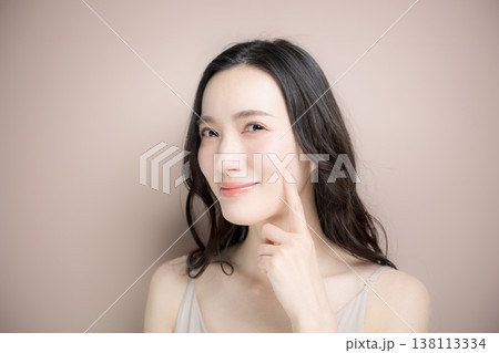 頬やほっぺの保湿や潤い、美しいクローズアップ スキンケアのエステや美容のイメージ見上げる 頬やほっぺの保湿や潤い、美しいクローズアップ スキンケアのエステや美容のイメージ見上げる 138113334