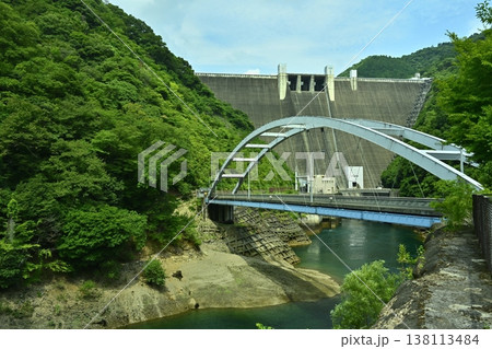 神奈川県相模原の宮ヶ瀬ダムと石小屋湖に架かる新石小屋橋 神奈川県相模原の宮ヶ瀬ダムと石小屋湖に架かる新石小屋橋 138113484