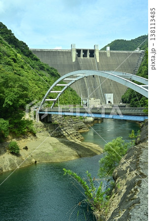神奈川県相模原の宮ヶ瀬ダムと石小屋湖に架かる新石小屋橋 神奈川県相模原の宮ヶ瀬ダムと石小屋湖に架かる新石小屋橋 138113485