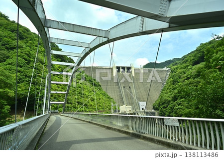 神奈川県相模原の宮ヶ瀬ダムと石小屋湖に架かる新石小屋橋 神奈川県相模原の宮ヶ瀬ダムと石小屋湖に架かる新石小屋橋 138113486