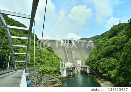 神奈川県相模原の宮ヶ瀬ダムと石小屋湖に架かる新石小屋橋 138113487