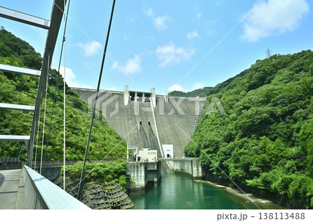 神奈川県相模原の宮ヶ瀬ダムと石小屋湖に架かる新石小屋橋 神奈川県相模原の宮ヶ瀬ダムと石小屋湖に架かる新石小屋橋 138113488