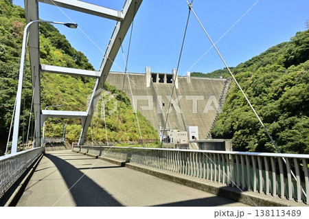 神奈川県相模原の宮ヶ瀬ダムと石小屋湖に架かる新石小屋橋 138113489