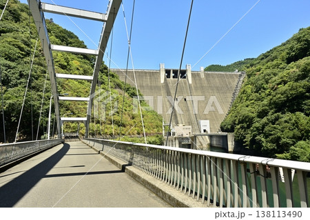 神奈川県相模原の宮ヶ瀬ダムと石小屋湖に架かる新石小屋橋 神奈川県相模原の宮ヶ瀬ダムと石小屋湖に架かる新石小屋橋 138113490