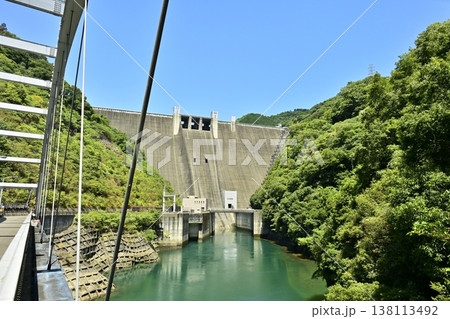 神奈川県相模原の宮ヶ瀬ダムと石小屋湖に架かる新石小屋橋 神奈川県相模原の宮ヶ瀬ダムと石小屋湖に架かる新石小屋橋 138113492