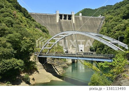 神奈川県相模原の宮ヶ瀬ダムと石小屋湖に架かる新石小屋橋 神奈川県相模原の宮ヶ瀬ダムと石小屋湖に架かる新石小屋橋 138113493