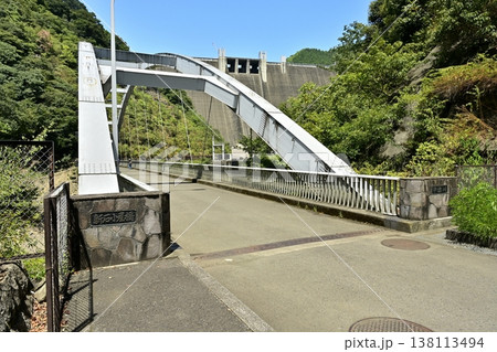 神奈川県相模原の宮ヶ瀬ダムと石小屋湖に架かる新石小屋橋 神奈川県相模原の宮ヶ瀬ダムと石小屋湖に架かる新石小屋橋 138113494