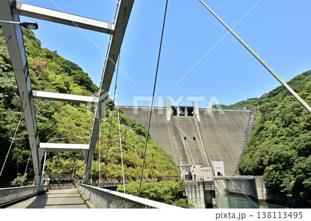 神奈川県相模原の宮ヶ瀬ダムと石小屋湖に架かる新石小屋橋 138113495