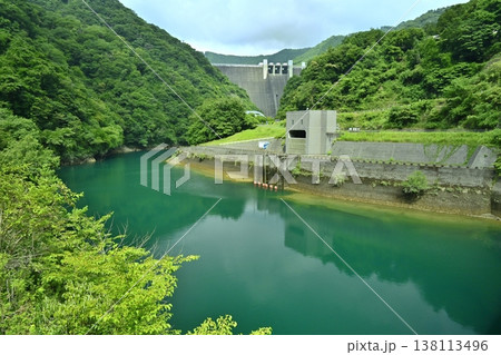 神奈川県相模原の宮ヶ瀬ダムと石小屋湖 138113496