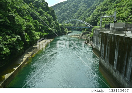 神奈川県相模原の宮ヶ瀬ダムから石小屋湖に架かる新石小屋橋 神奈川県相模原の宮ヶ瀬ダムから石小屋湖に架かる新石小屋橋 138113497