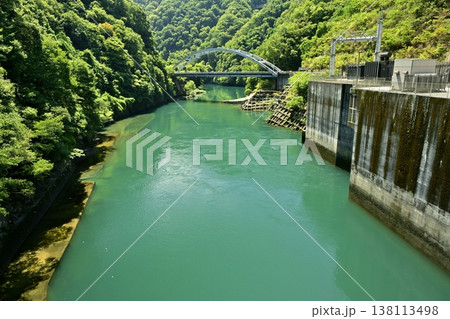 神奈川県相模原の宮ヶ瀬ダムと石小屋湖に架かる新石小屋橋 138113498