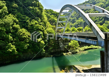 神奈川県相模原の宮ヶ瀬ダムと石小屋湖に架かる新石小屋橋 神奈川県相模原の宮ヶ瀬ダムと石小屋湖に架かる新石小屋橋 138113499