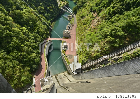 神奈川県相模原の宮ヶ瀬ダム天端から見下ろす石小屋湖と石小屋橋 神奈川県相模原の宮ヶ瀬ダム天端から見下ろす石小屋湖と石小屋橋 138113505