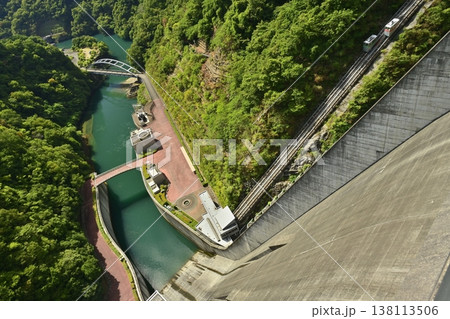 神奈川県相模原の宮ヶ瀬ダム天端から見下ろす石小屋湖と石小屋橋 138113506