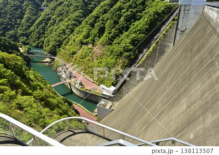 神奈川県相模原の宮ヶ瀬ダム天端から見下ろす石小屋湖と石小屋橋 138113507