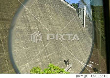 神奈川県相模原の宮ヶ瀬ダムをインクライン車輌内から見る 神奈川県相模原の宮ヶ瀬ダムをインクライン車輌内から見る 138113510