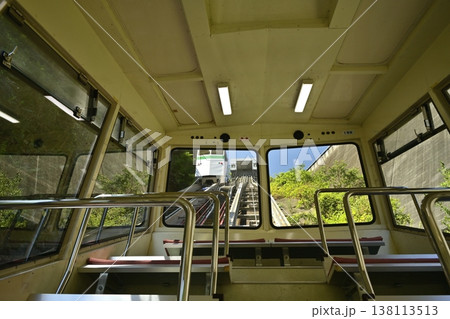 神奈川県相模原の宮ヶ瀬ダムをインクライン車輌内から見る 138113513