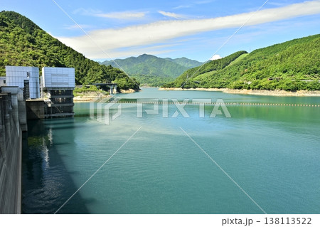 神奈川県相模原の宮ヶ瀬ダムと宮ヶ瀬湖 神奈川県相模原の宮ヶ瀬ダムと宮ヶ瀬湖 138113522