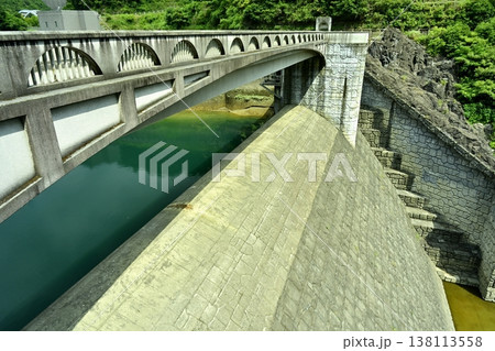 神奈川県相模原の宮ヶ瀬副ダムの石小屋ダム 神奈川県相模原の宮ヶ瀬副ダムの石小屋ダム 138113558