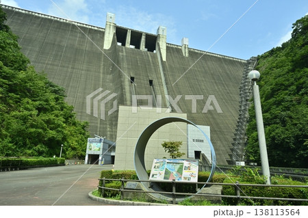 神奈川県相模原の宮ヶ瀬ダムと広場に案内板 神奈川県相模原の宮ヶ瀬ダムと広場に案内板 138113564