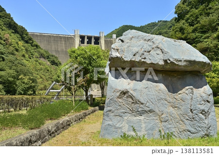 神奈川県相模原の宮ヶ瀬ダムと石小屋 138113581