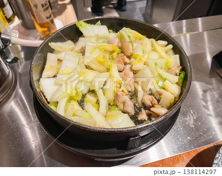 白菜と鶏肉を鶏油で炒めて食べる鶏鍋。 白菜と鶏肉を鶏油で炒めて食べる鶏鍋。 138114297