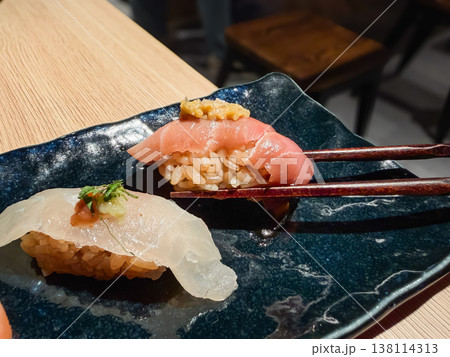 赤酢の酢飯で握った鮪の寿司。 138114313