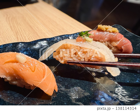 赤酢の酢飯で握った真鯛の寿司。 赤酢の酢飯で握った真鯛の寿司。 138114314