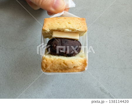 和風のスコーン。手で持ったあんバタースコーンサンド。 和風のスコーン。手で持ったあんバタースコーンサンド。 138114420