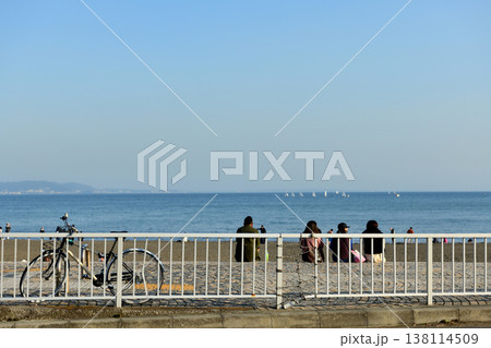 片瀬東浜海岸でひと休みする女性たち 片瀬東浜海岸でひと休みする女性たち 138114509