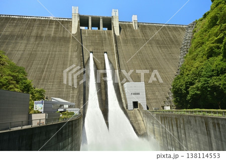 宮ヶ瀬ダムの観光放流 宮ヶ瀬ダムの観光放流 138114553