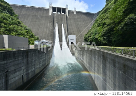 宮ヶ瀬ダムの観光放流と水しぶきにかかる虹 138114563