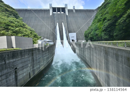 宮ヶ瀬ダムの観光放流と水しぶきにかかる虹 138114564
