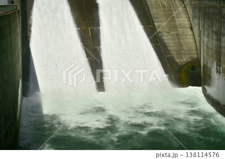 宮ヶ瀬ダムの観光放流 138114576