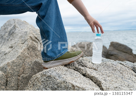 ペットボトルの水を持っている人 138115347