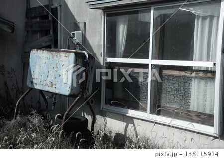 古びた灯油タンクと住宅 古びた灯油タンクと住宅 138115914