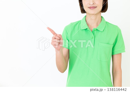 ミドル女性の介護福祉士 138116442