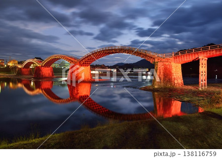 ライトアップされた錦帯橋 138116759