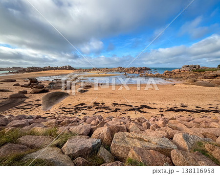 Sandy bay with granite reefs and tidal pools in Tregastel, France 138116958