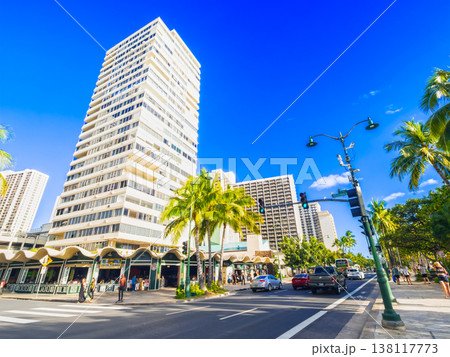 ハワイ　ワイキキのメインストリート　カラカウア通り 138117773
