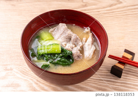 豚肉とターサイのみそ汁 豚肉とターサイのみそ汁 138118353