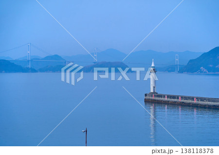 愛媛県今治市の今治港の展望デッキから東防波堤灯台と来島海峡大橋方面 愛媛県今治市の今治港の展望デッキから東防波堤灯台と来島海峡大橋方面 138118378