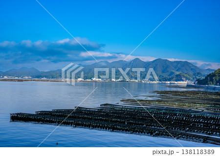 晩秋の江田島　県道から見た朝の古鷹山　広島県江田島市 138118389