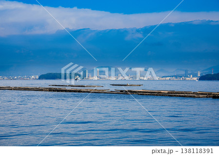 晩秋の江田島　切串港から見た朝の広島市　広島県江田島市 138118391