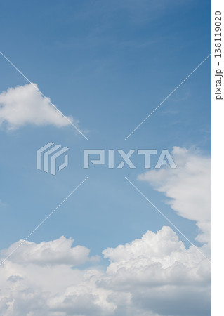 夏の青空と白い雲 138119020